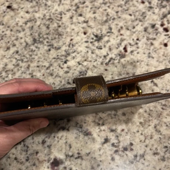 Medium Ring Agenda Cover - Picture 5 of 16